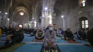 Filistin hükümeti, Ramazan ayında teravih namazının camilerde kılınabileceğini açıkladı.