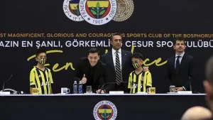 Fenerbahçe, kadrosuna kattığı yıldız futbolcu Mesut Özil için imza töreni