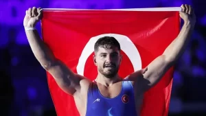 Milli sporcu Taha Akgül, Dünya Güreş Birliği (UWW) tarafından yılın