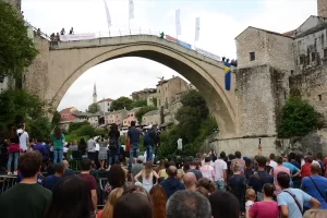 Bosna Hersek'in güneyindeki Mostar şehrinde, "453. Geleneksel Mostar Köprüsü Atlayışları"