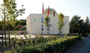 Almanya'nın Bad Salzuflen kentinde terör örgütü PKK/PYD yandaşları, bir cami