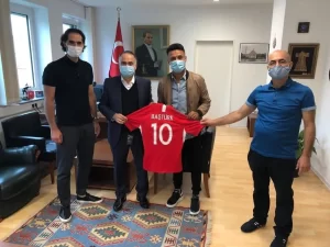 Türkiye’nin Esssen Başkonsosu Şener Cebeci’yi A Milli Futbol Takımının unutulmaz