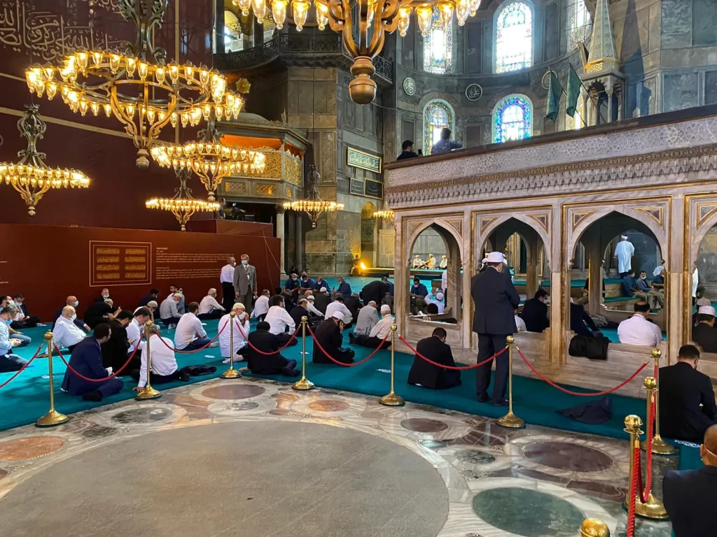 Ayasofya-i Kebir Camii'nde tac giyme alanına halı serilmedi