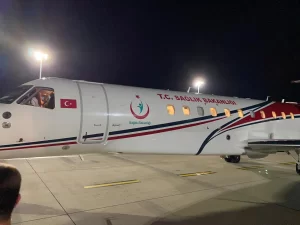Kanser hastası gurbetçi ambulans uçakla Türkie'ye getirildi. Avusturya'nın başkenti Viyana'da