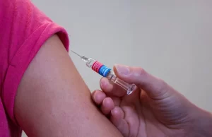Ülkede tiyatrolar, spor salonları ve eğlence mekanları gibi kapalı yerlere,