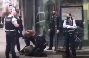 Almanya'nın Wuppertal kentinde polisin, başörtülü bir kadını "maske takmadığı" gerekçesiyle