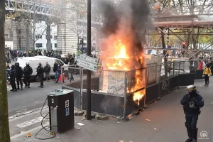 Başkent Paris'te Ekonomi Bakanlığının yanındaki meydanda toplanan binlerce sarı yelekli