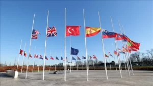 NATO karargahındaki bayraklar, Türkiye'deki Kahramanmaraş merkezli depremler nedeniyle dayanışma sergilemek