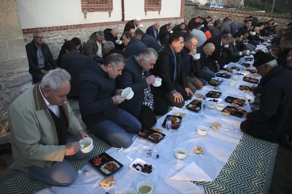 İskeçe'de toplu iftar geleneğini yaşanıyor