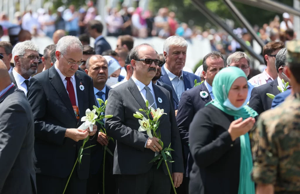 Anma programına katılan heyet anıta çiçek bıraktılar