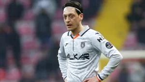 Faal futbol hayatı boyunca 4 farklı ligde 6 takımda forma