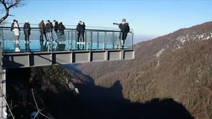 Kartepe'de bulunan 185 metre yüksekliğindeki cam tabanlı seyir terası, 2021'de