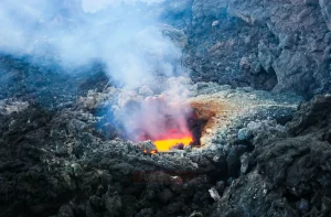 MİLANO İtalya'nın Sicilya Adası'ndaki Etna Yanardağı yeniden lav ve kül