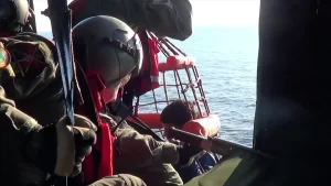 Yunanistan'da, Mora Yarımadası açıklarında batan balıkçı teknesinde 79 düzensiz göçmenin