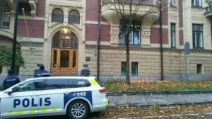 Barış Pınarı Harekatı'nı protesto eden bir grup, Türkiye'nin Helsinki Büyükelçiliğinin