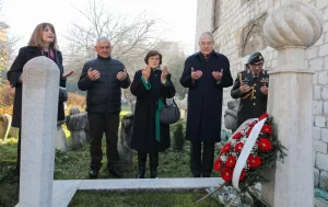 Bosna savaşı sırasında, Sırp askerlerince silahla vurularak öldürülen dönemin Başbakan