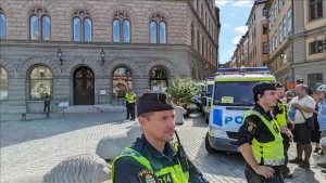 İsveç'in Malmö kentinde Müslümanların yoğun olduğu Varnhemstorget bölgesinde polis korumasında