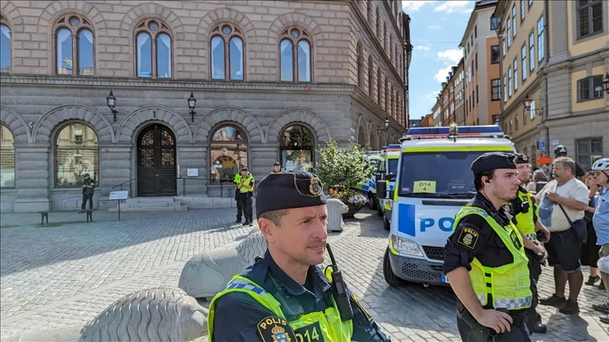 Polis İsveç'te Kur'an-ı Kerim'e saldırıyı engellemeye çalışan 15 kişi gözaltına alındı