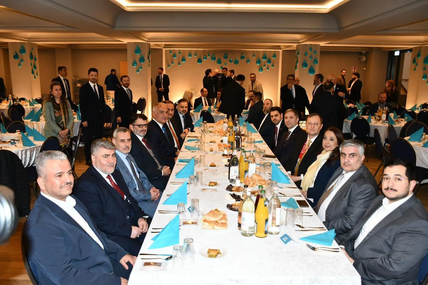 Bakan Ersoy ve beraberindeki heyeti, Berlin’de Türk Şehitlik Camii’ni ziyaret etti