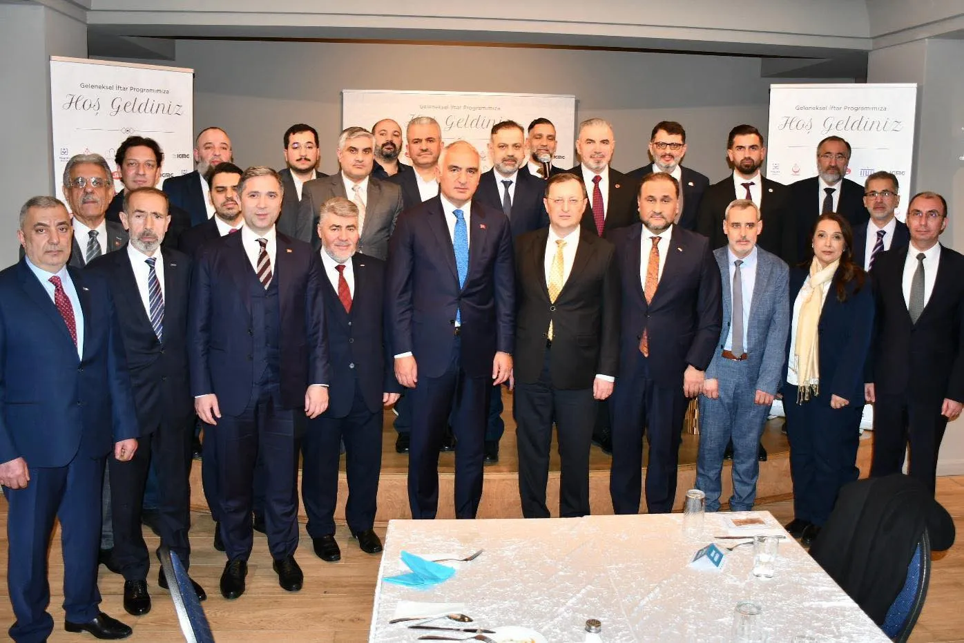 Bakan Ersoy ve beraberindeki heyeti, Berlin’de Türk Şehitlik Camii’ni ziyaret etti