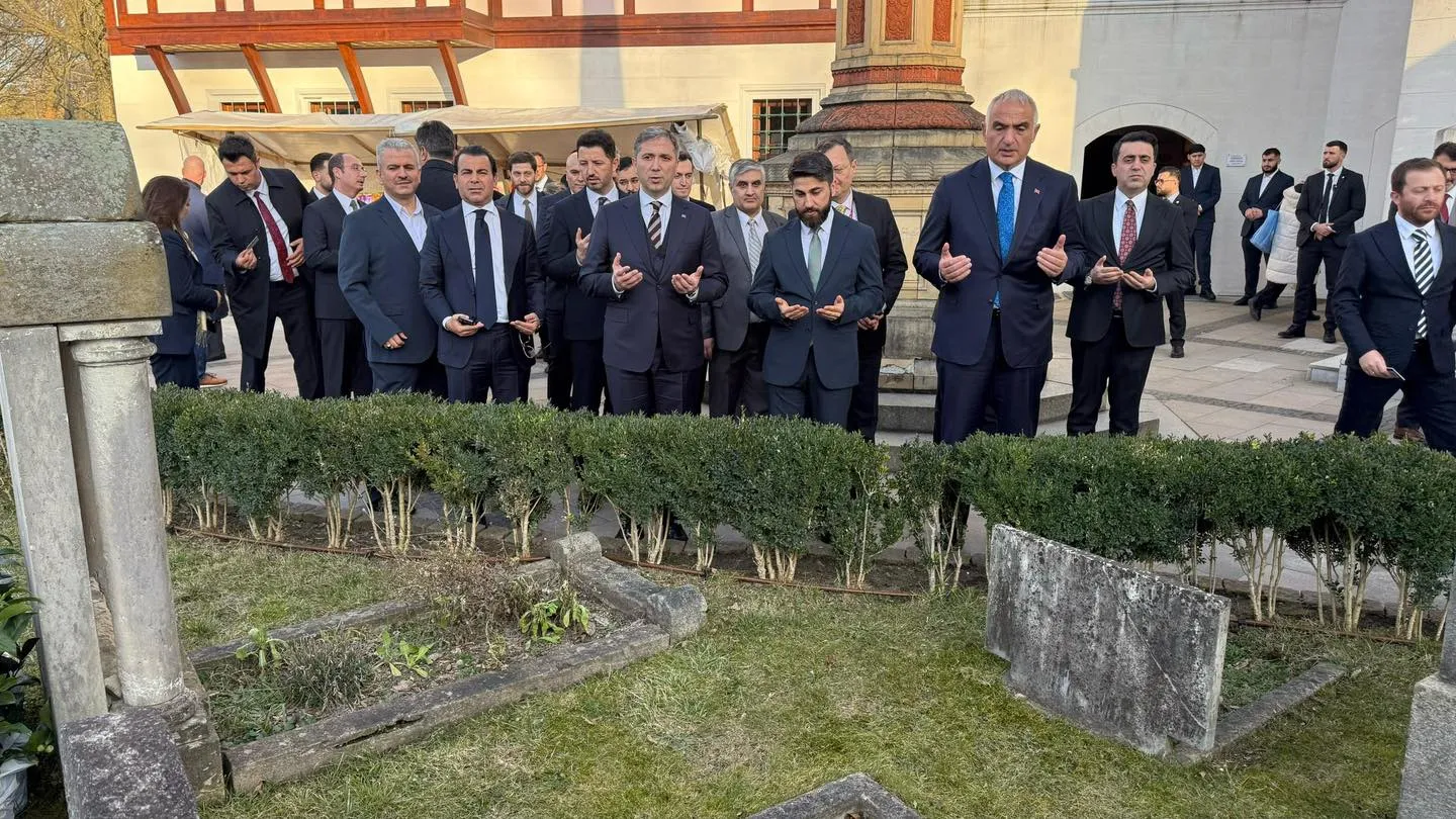 Bakan Ersoy ve beraberindeki heyeti, Berlin’de Türk Şehitlik Camii’ni ziyaret etti