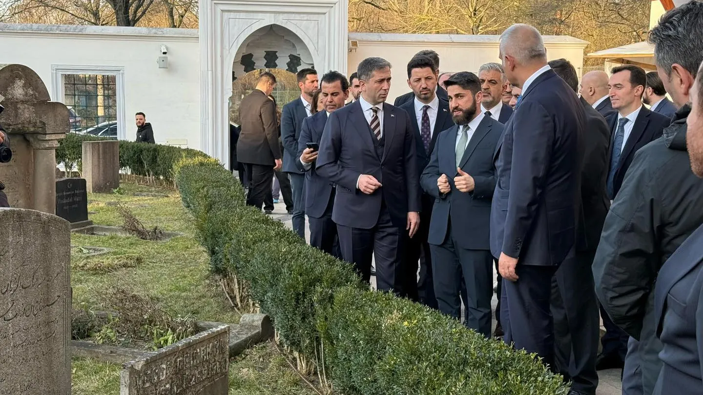 Bakan Ersoy ve beraberindeki heyeti, Berlin’de Türk Şehitlik Camii’ni ziyaret etti