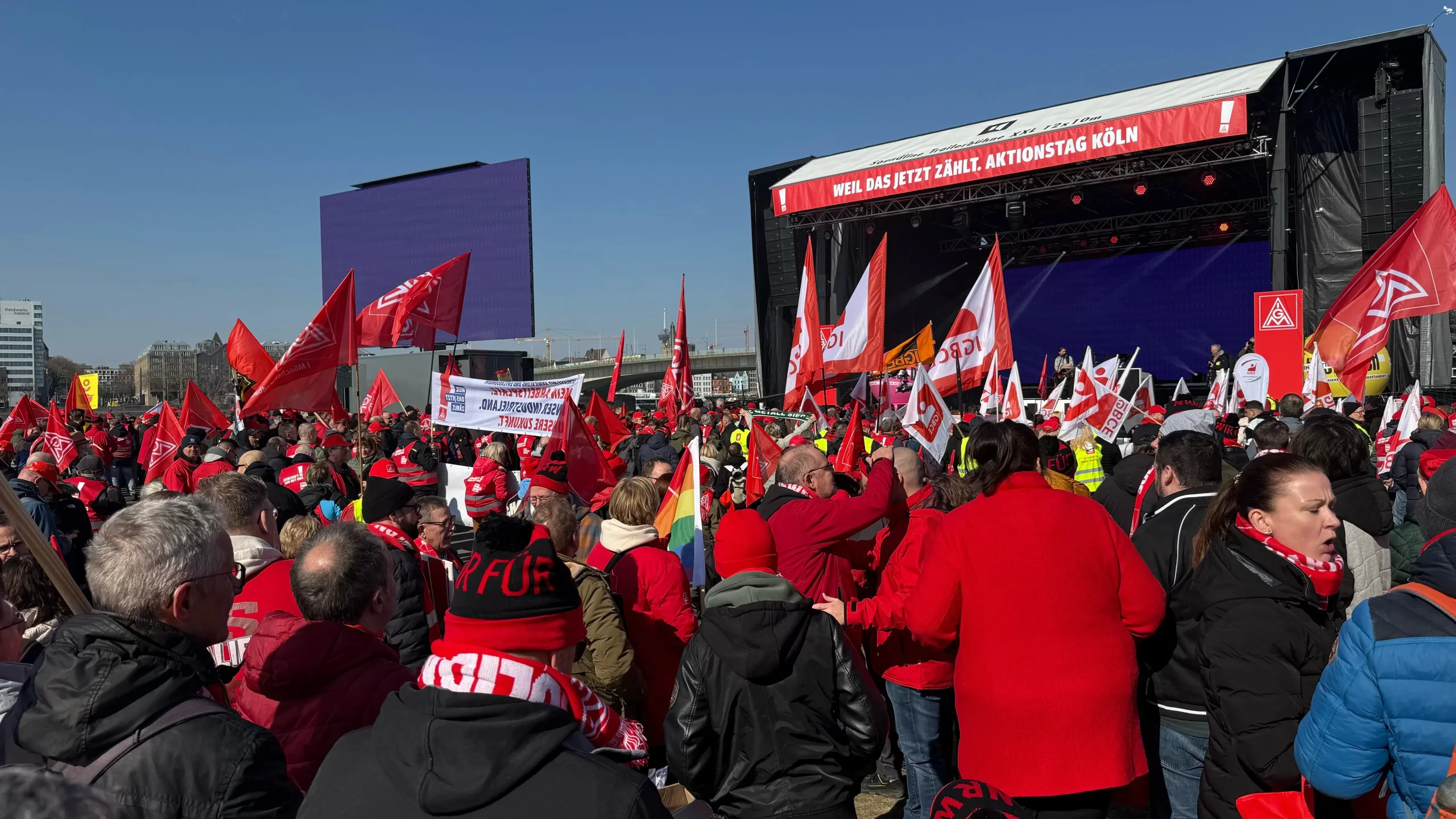 Almanya, ekonomik durumu ve büyüyen grev dalgalarıyla sarsılmaya devam ediyor.