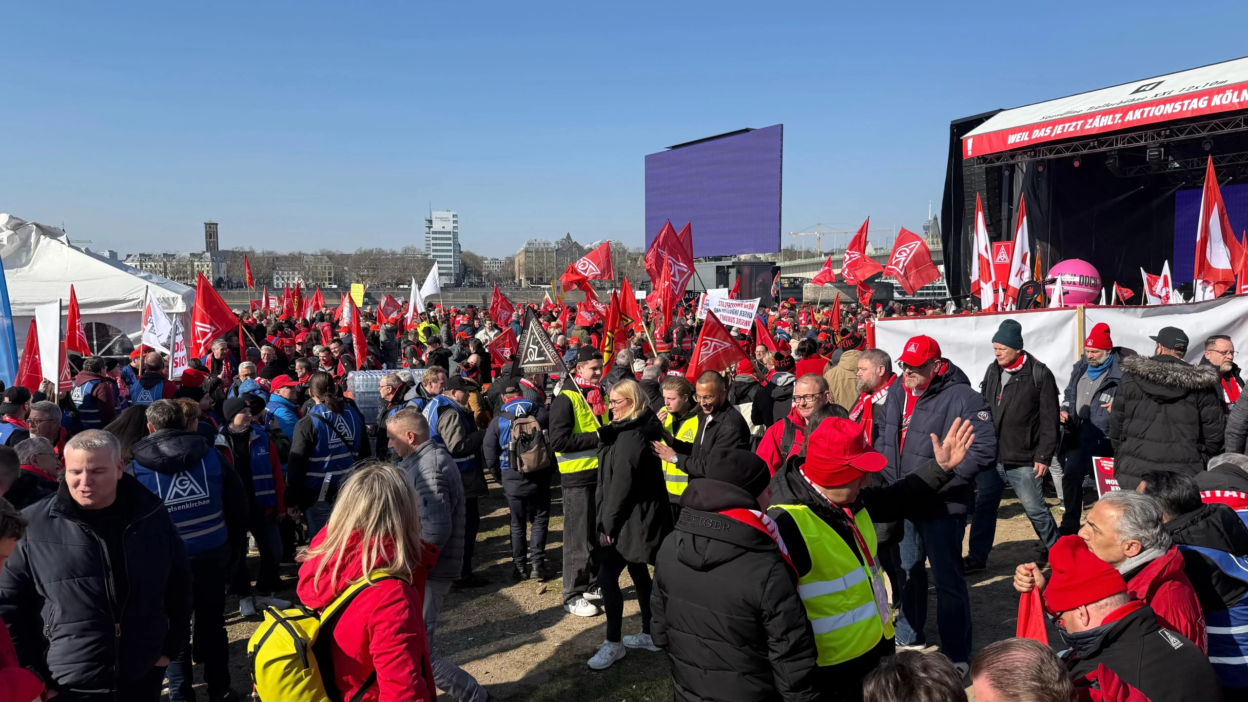 Köln’de 20 binden fazla işçi “Güvenli İşler” için gösteri düzenledi