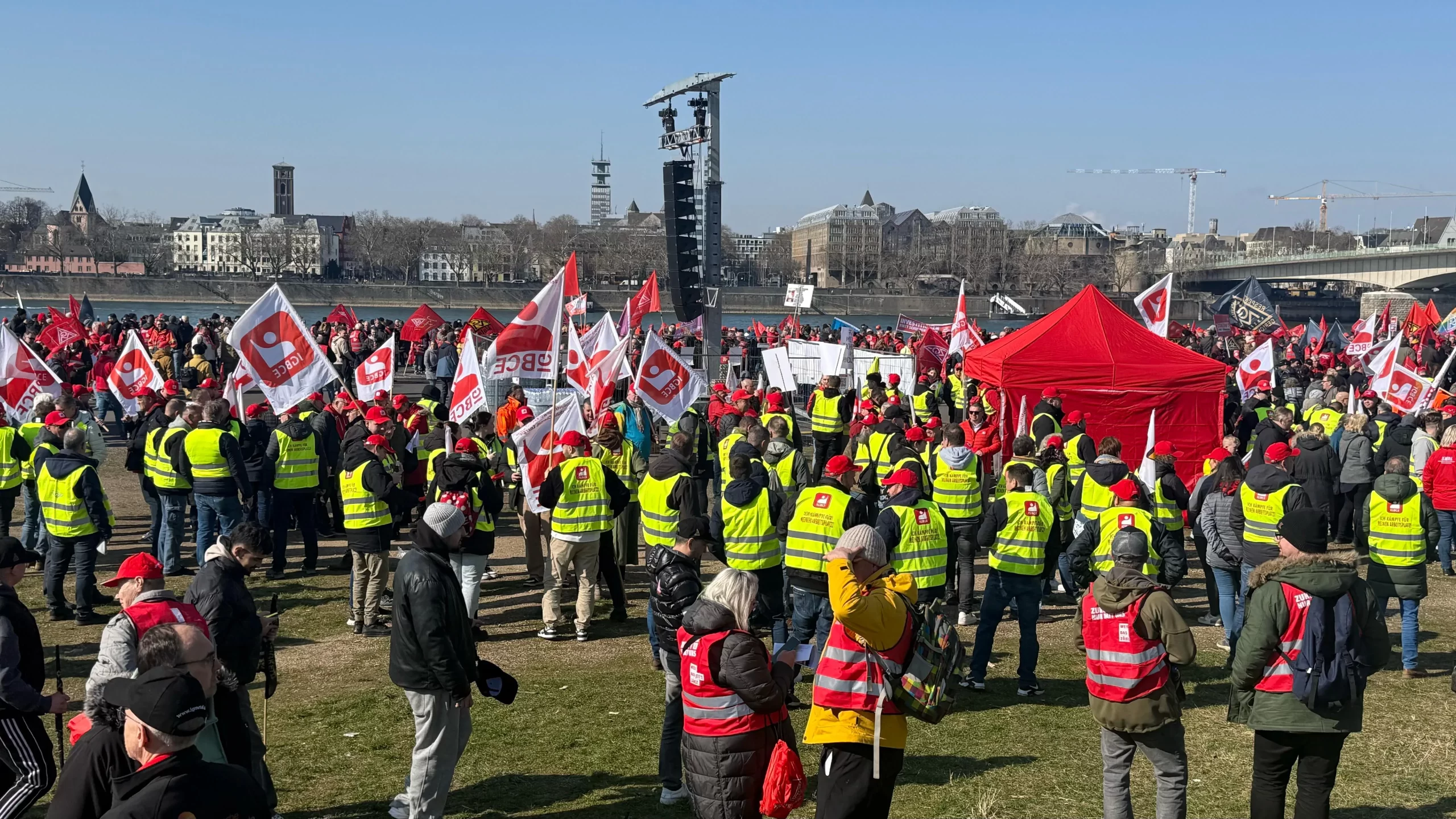 Köln’de 20 binden fazla işçi “Güvenli İşler” için gösteri düzenledi