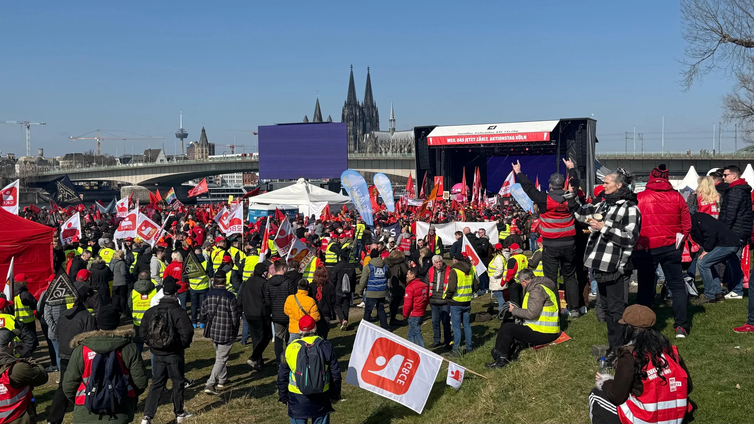 Köln’de 20 binden fazla işçi “Güvenli İşler” için gösteri düzenledi