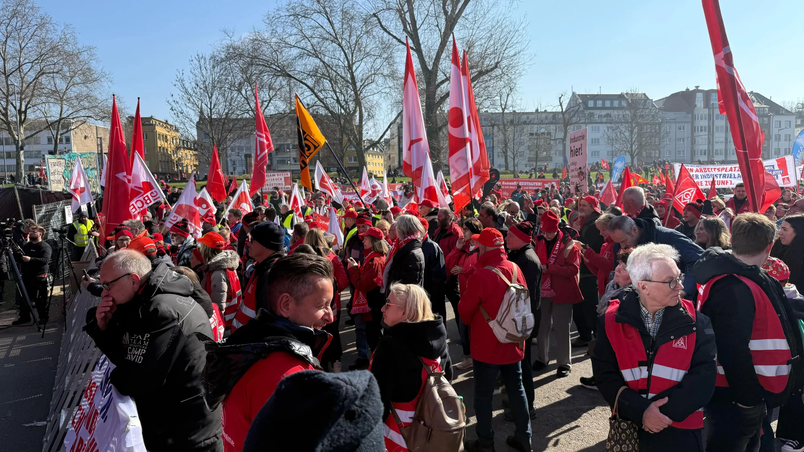 Köln’de 20 binden fazla işçi “Güvenli İşler” için gösteri düzenledi