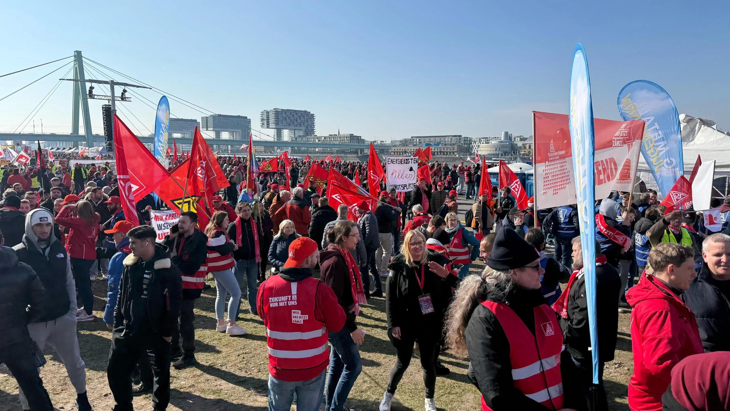Köln’de 20 binden fazla işçi “Güvenli İşler” için gösteri düzenledi
