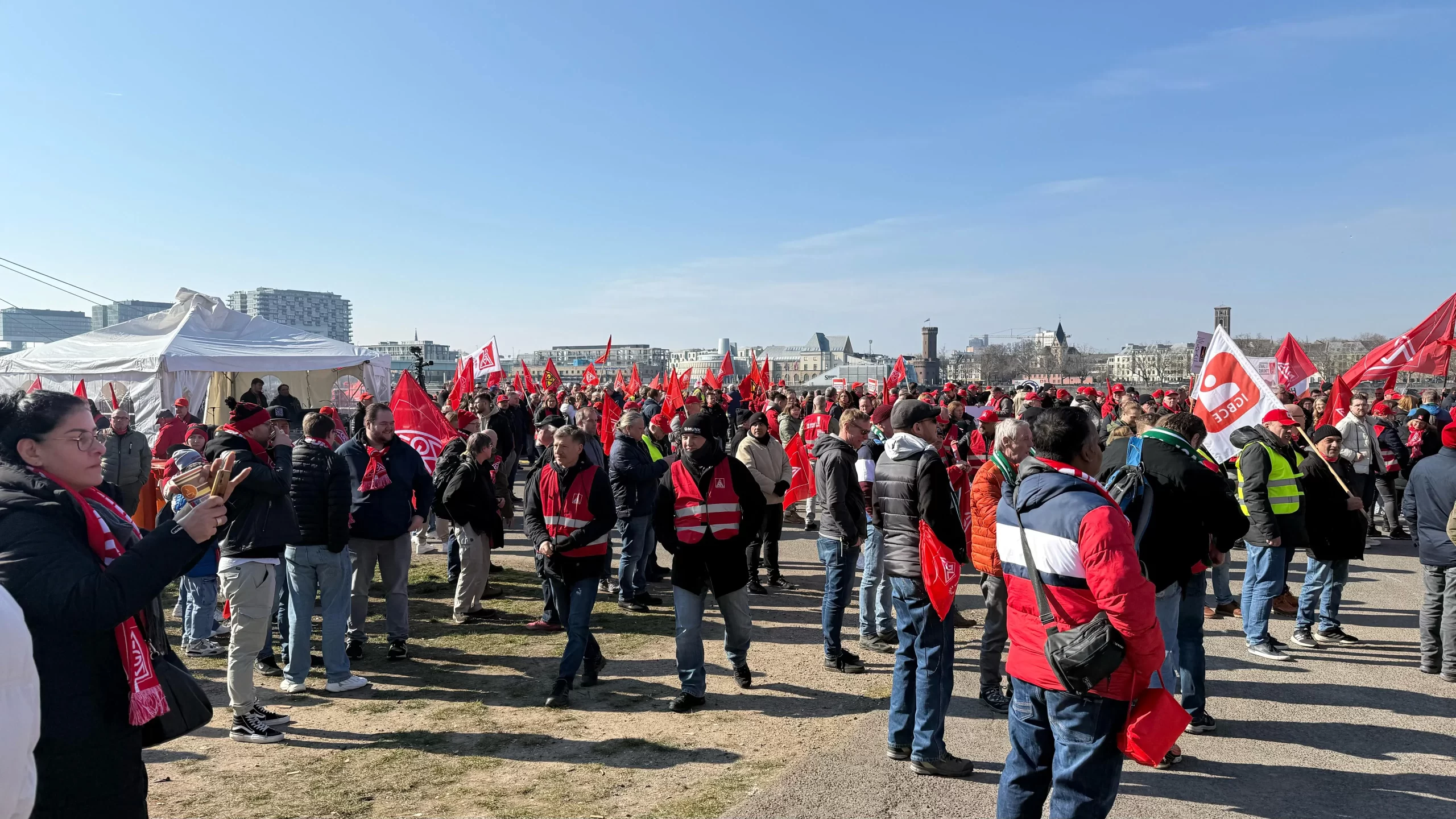 Köln’de 20 binden fazla işçi “Güvenli İşler” için gösteri düzenledi
