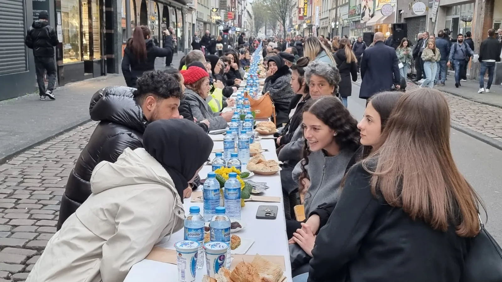 Köln’ün Keup Caddesi’nde Türkler ve Almanlar iftar sofrasında buluştu