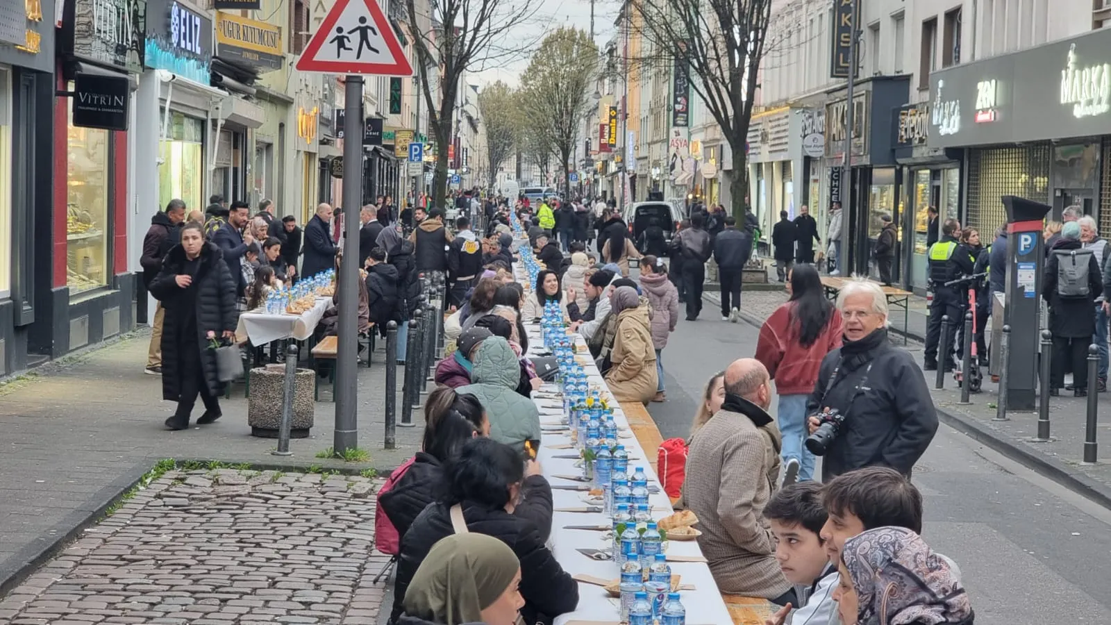 Köln’ün Keup Caddesi’nde Türkler ve Almanlar iftar sofrasında buluştu