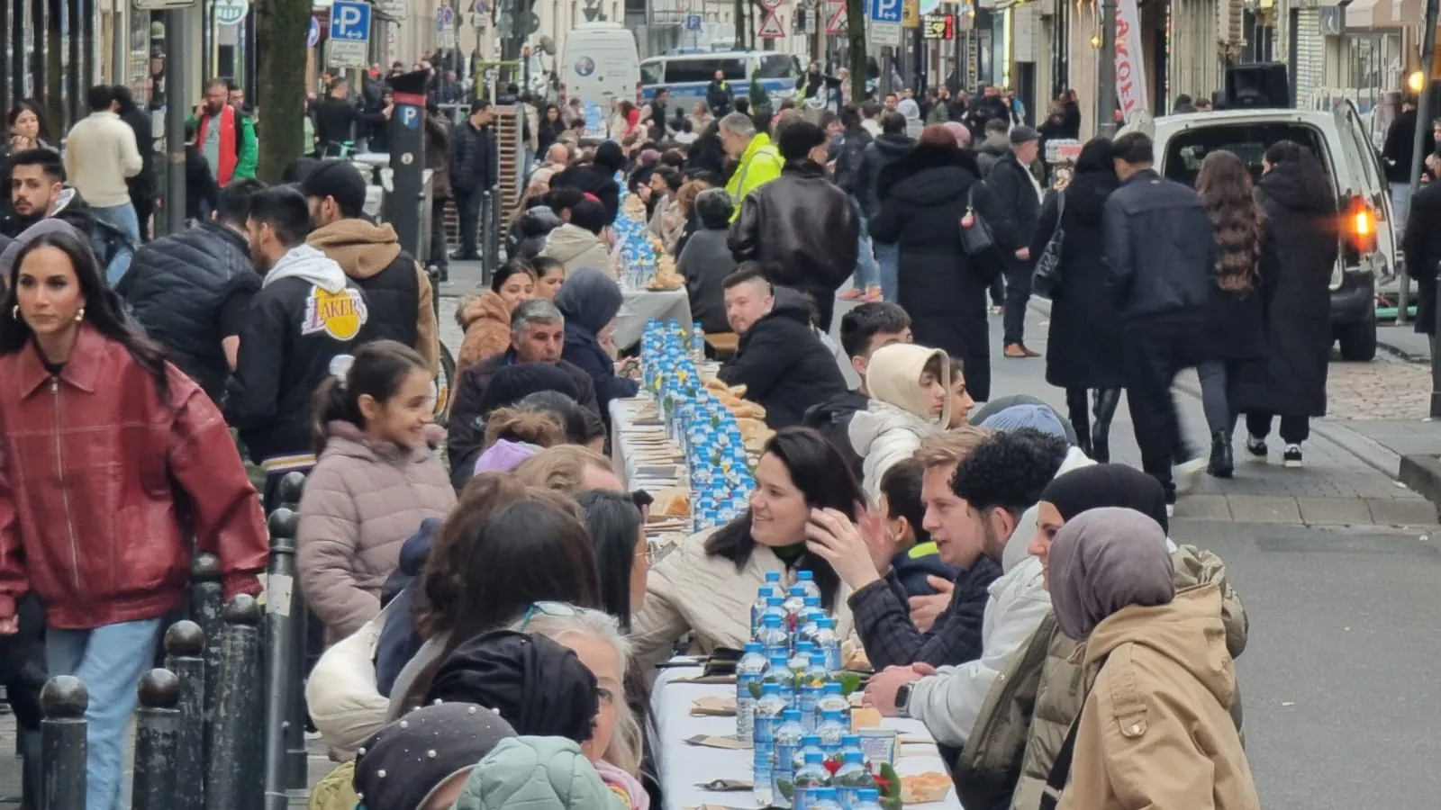 Köln’ün Keup Caddesi’nde Türkler ve Almanlar iftar sofrasında buluştu