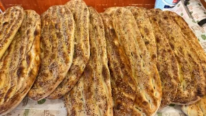 Almanya’daki Türk mahallelerinde, Ramazan sofralarının vazgeçilmezi haline gelen Ramazan pidesi,