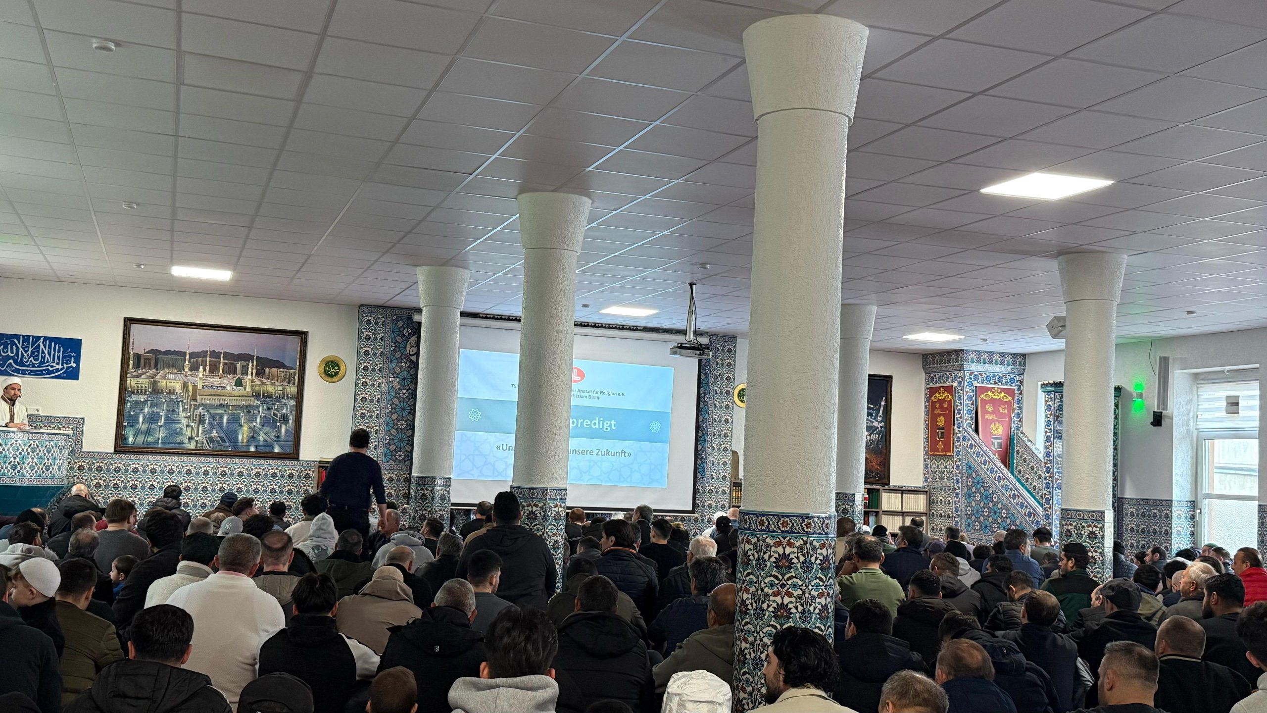 Witten'de Cuma coşkusu: Gençler camileri doldurdu