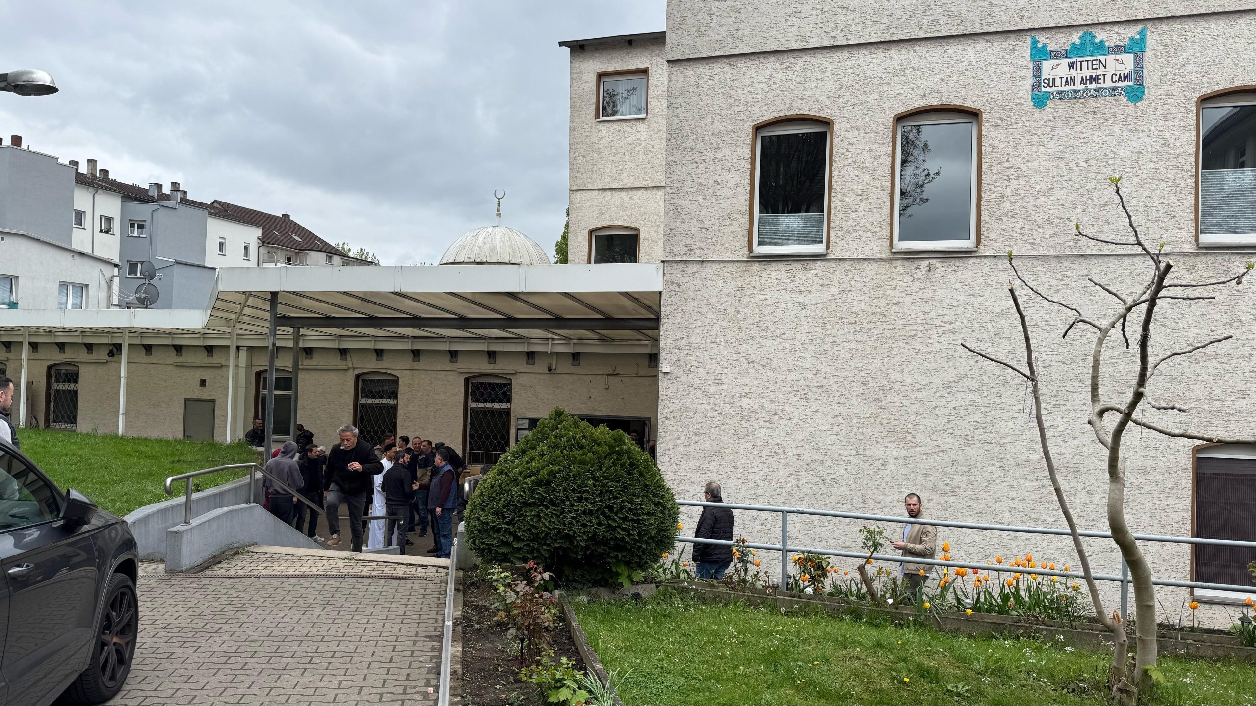 Witten'de Cuma coşkusu: Gençler camileri doldurdu