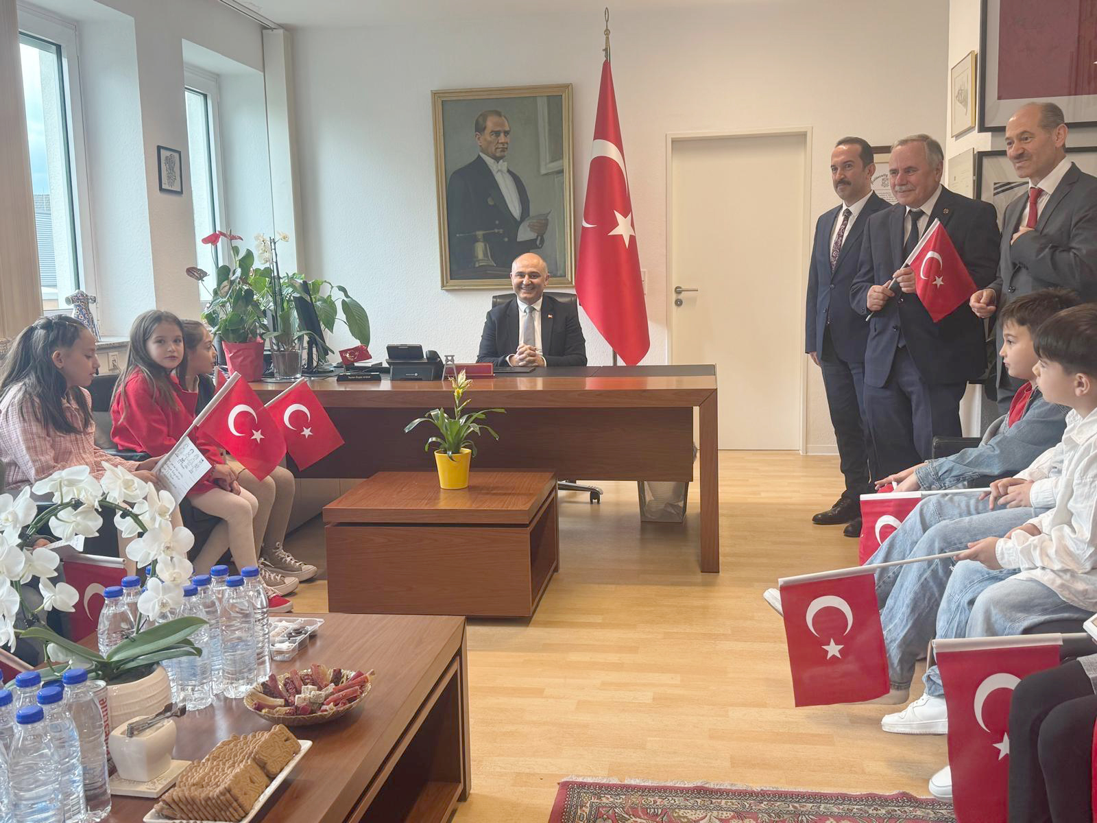 Almanya’da 23 Nisan coşkusu: Başkonsoloslar makamlarını çocuklara devretti