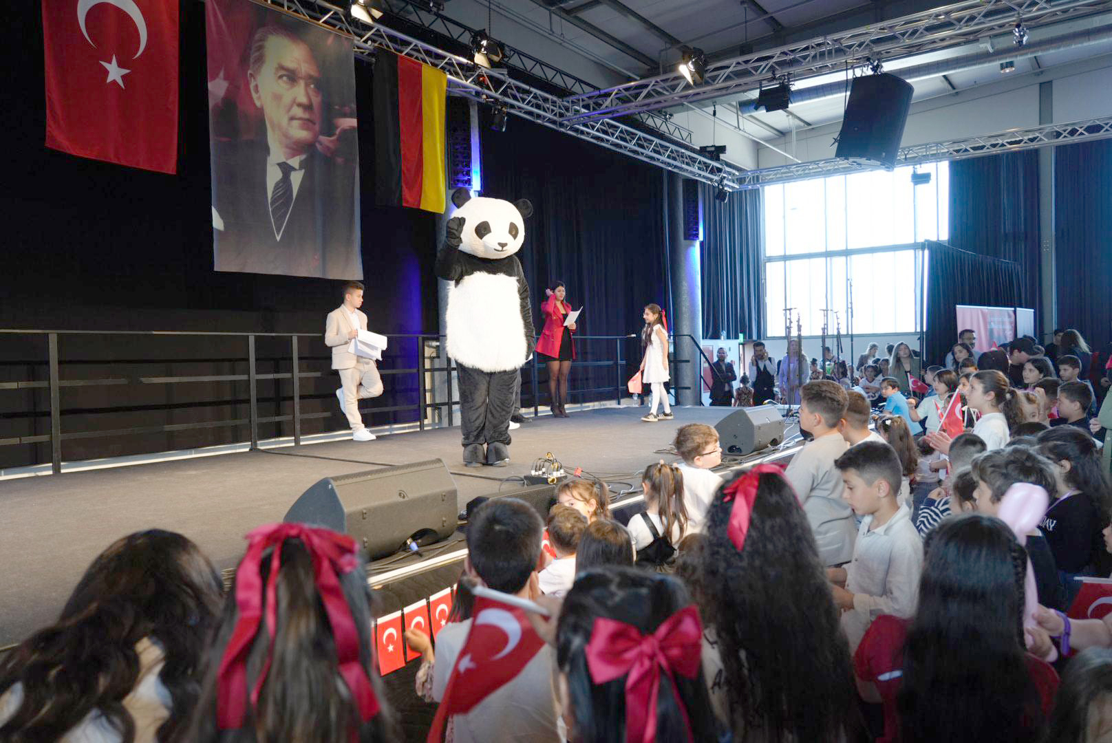 Essen’de 23 Nisan şenliği renkli görüntülere sahne oldu