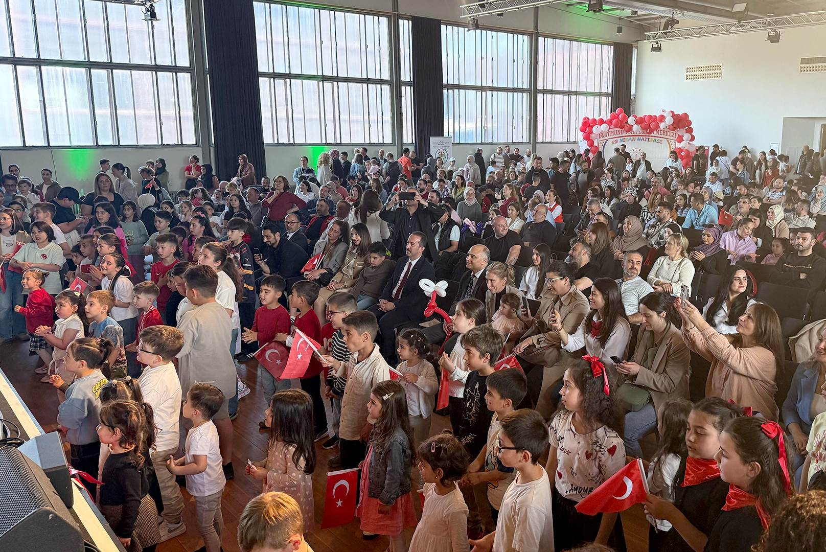 Essen’de 23 Nisan şenliği renkli görüntülere sahne oldu