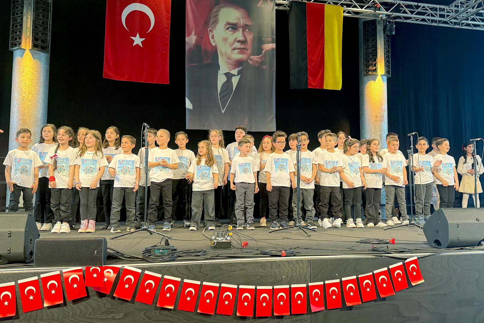 Essen’de 23 Nisan şenliği renkli görüntülere sahne oldu