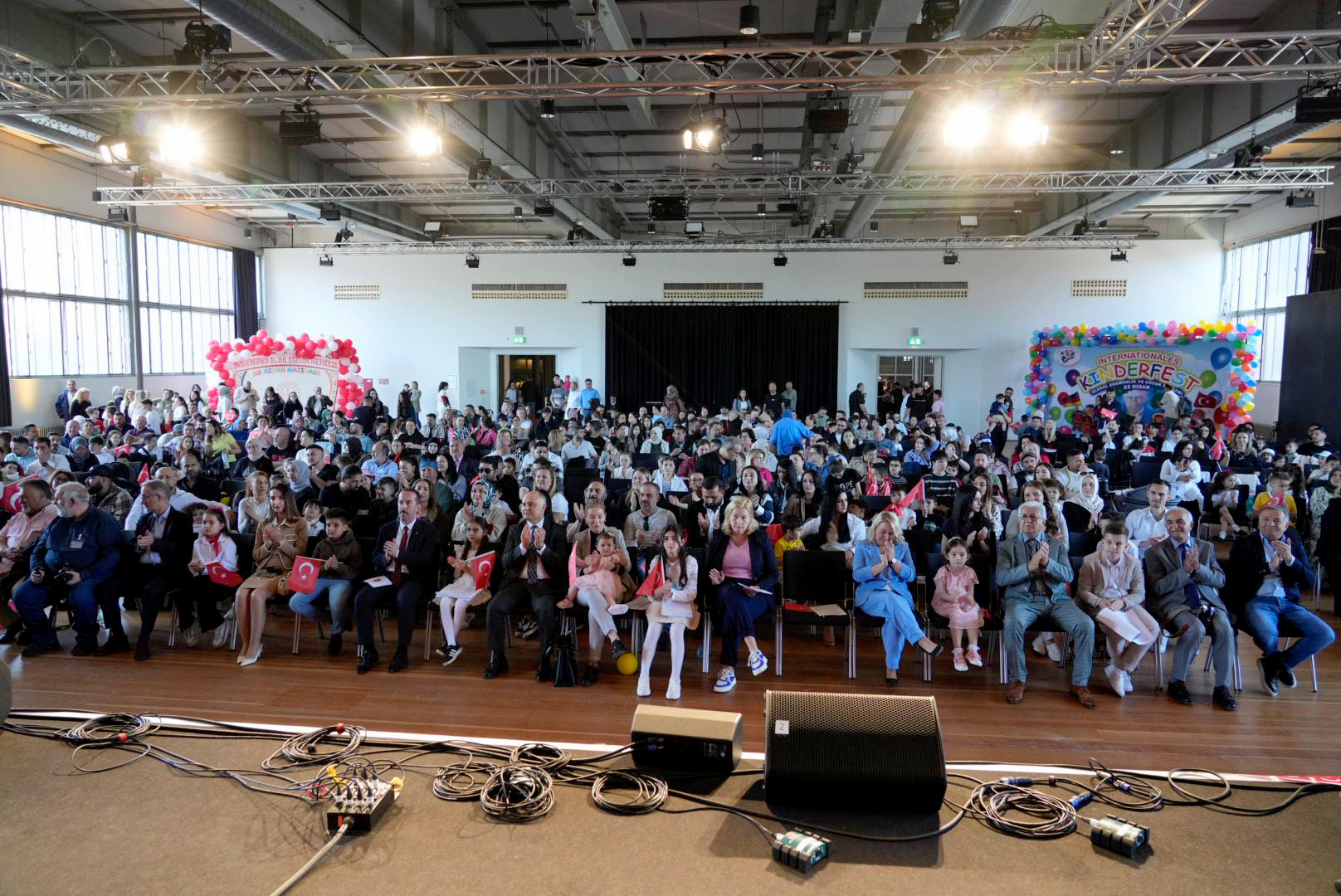 Essen’de 23 Nisan şenliği renkli görüntülere sahne oldu