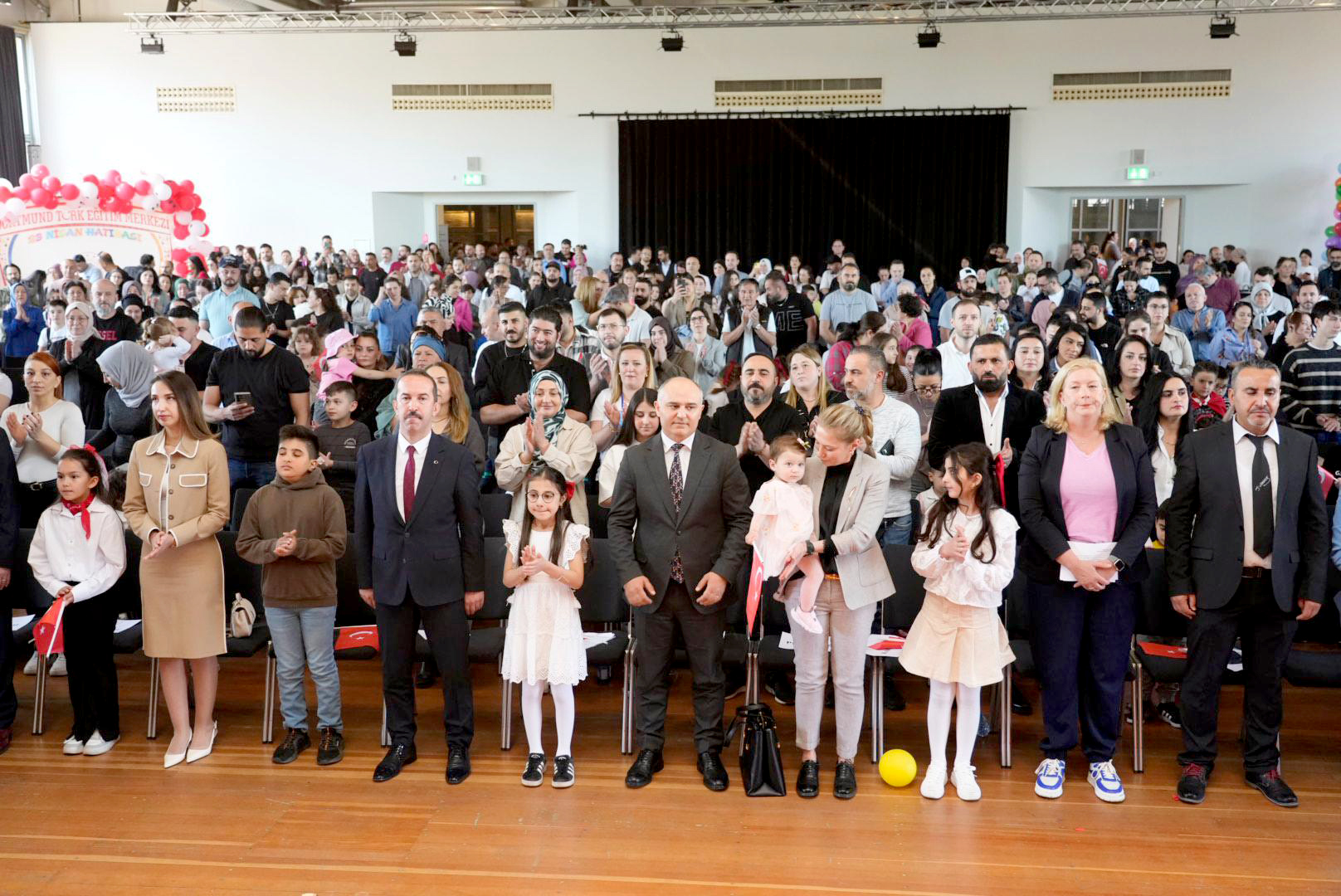 Essen’de 23 Nisan şenliği renkli görüntülere sahne oldu
