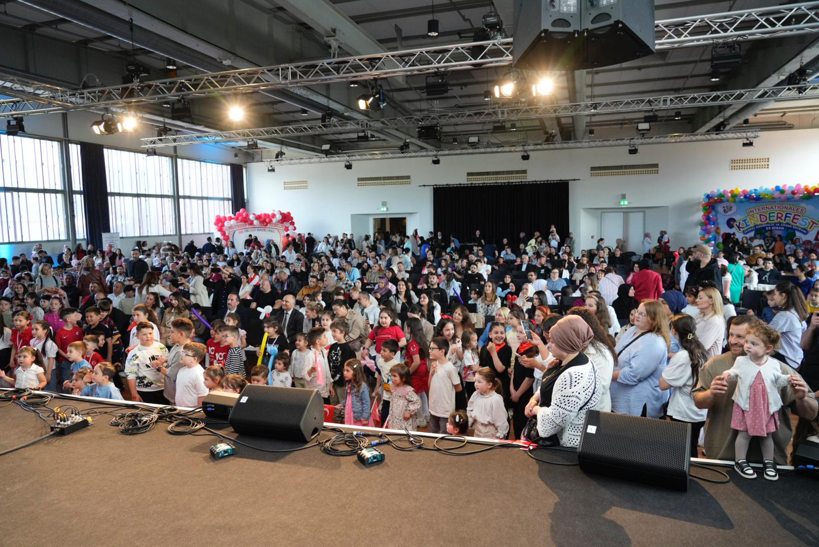 Essen’de 23 Nisan şenliği renkli görüntülere sahne oldu