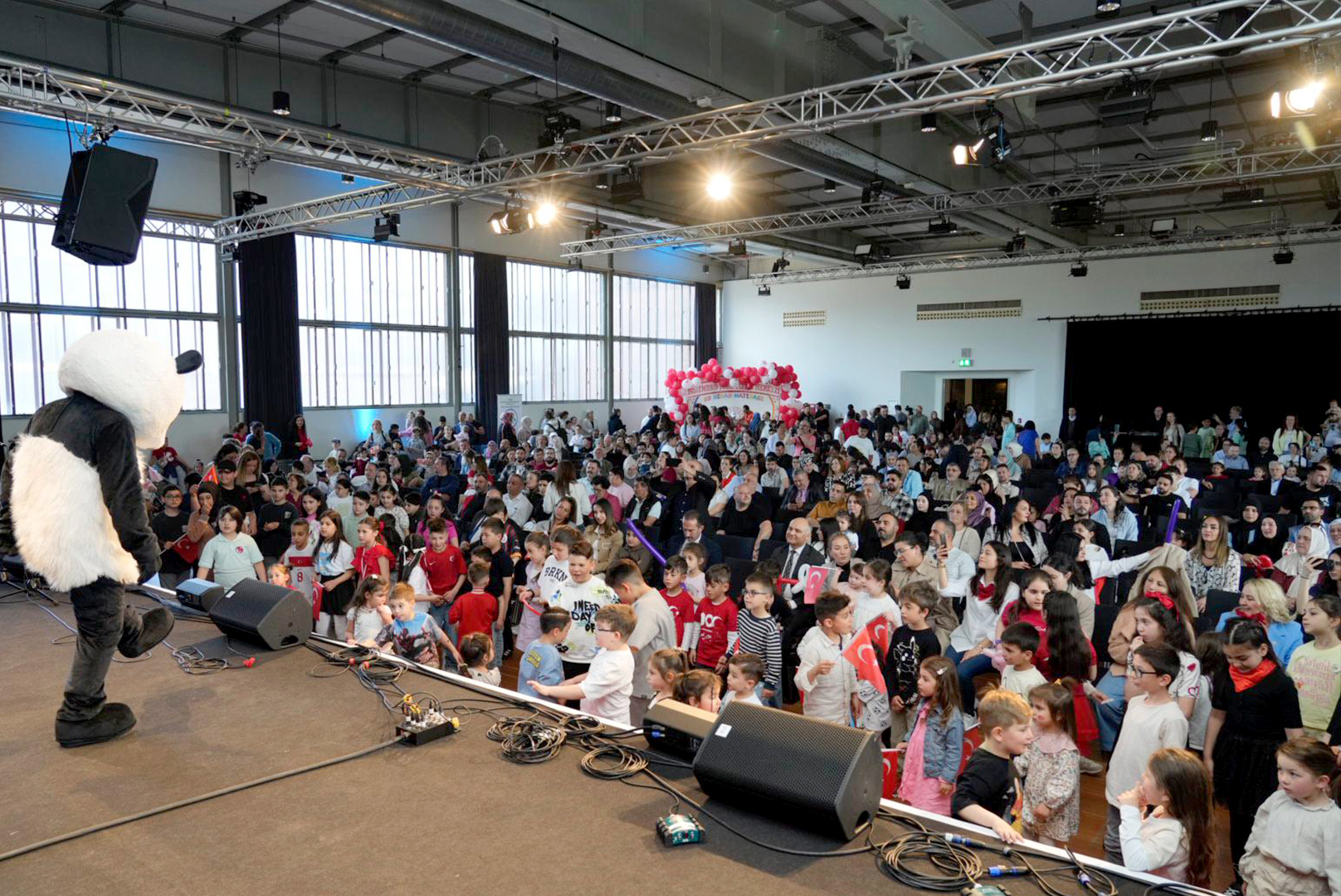 Essen’de 23 Nisan şenliği renkli görüntülere sahne oldu