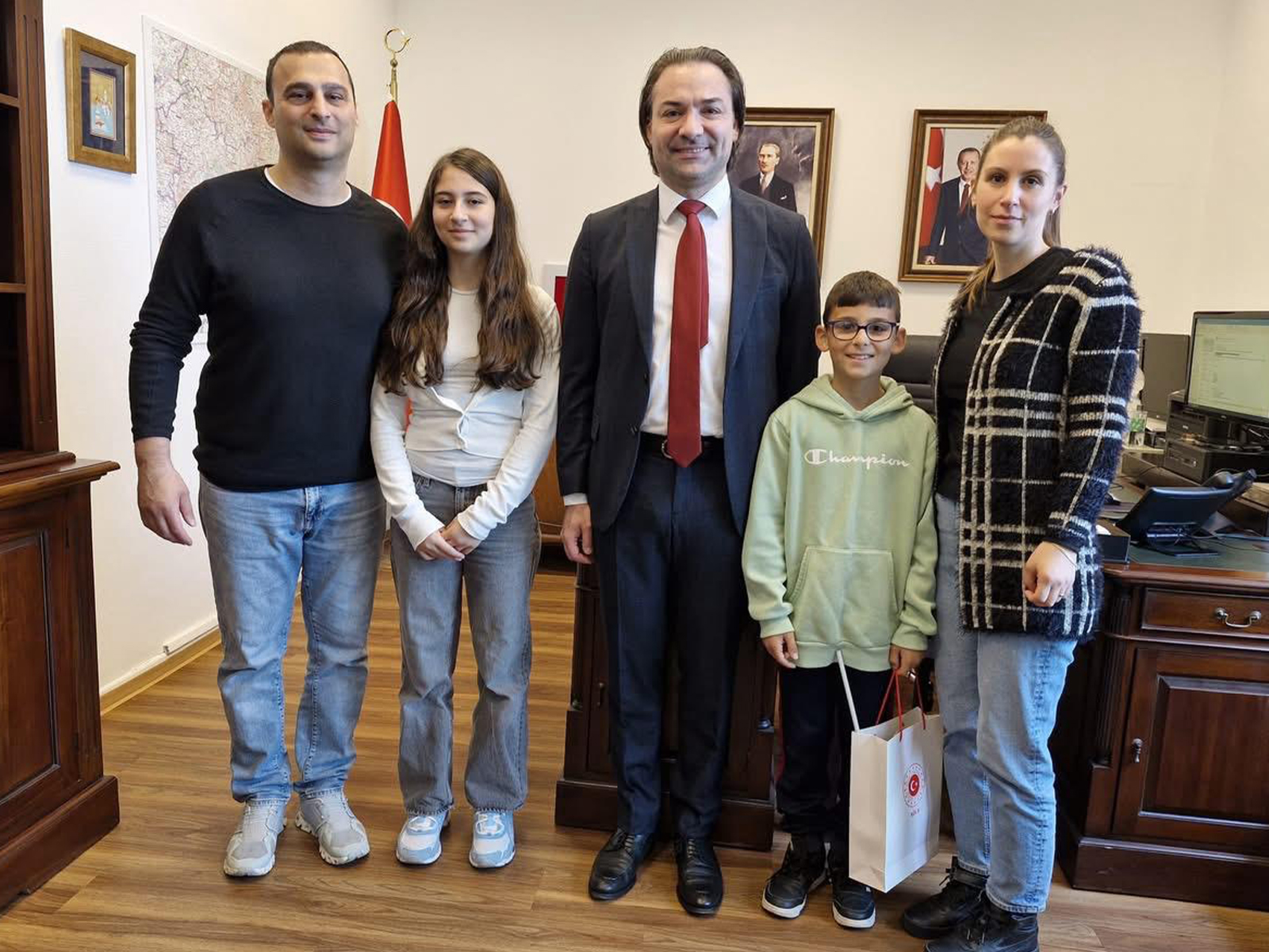 Almanya’da 23 Nisan coşkusu: Başkonsoloslar makamlarını çocuklara devretti