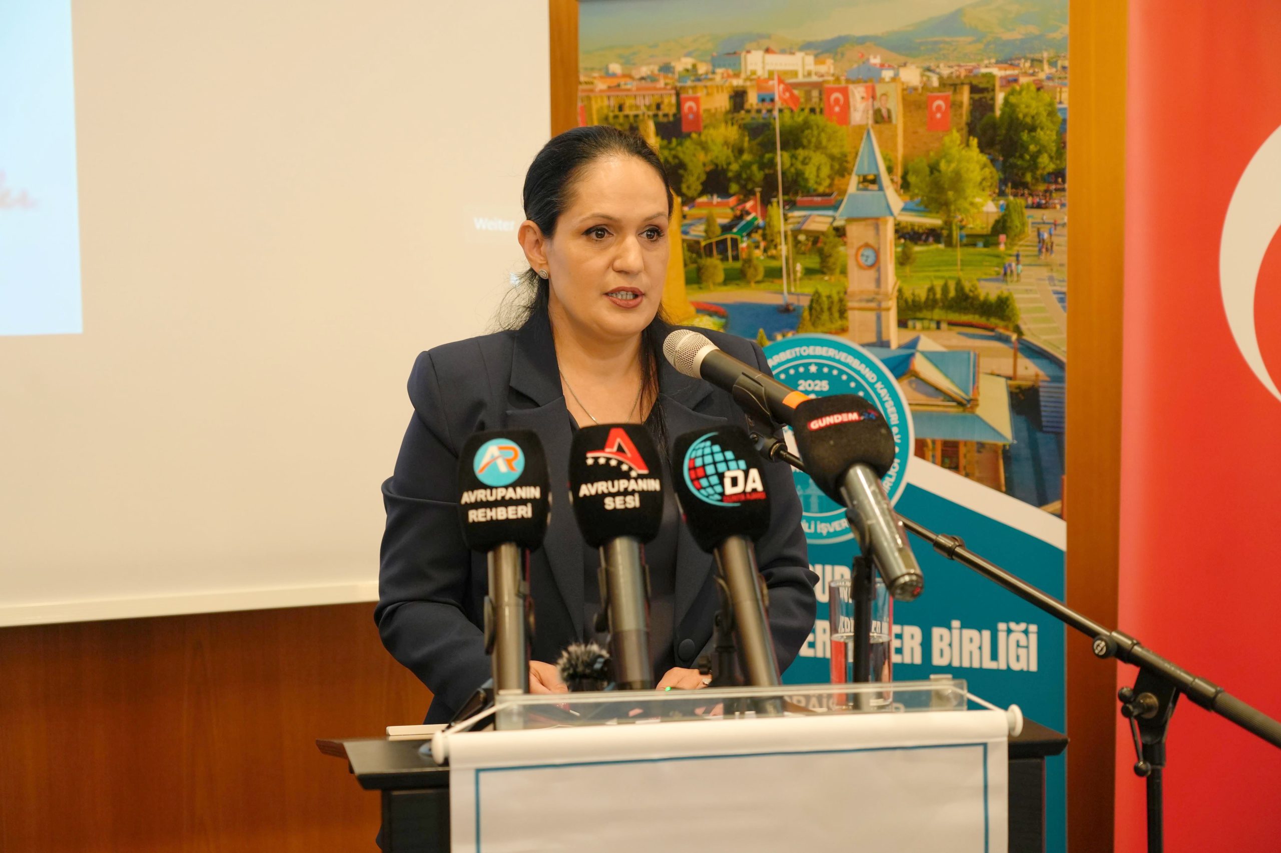 Avrupa Kayserili İşverenler Birliği (AKİB), Düsseldorf'ta tanıtıldı