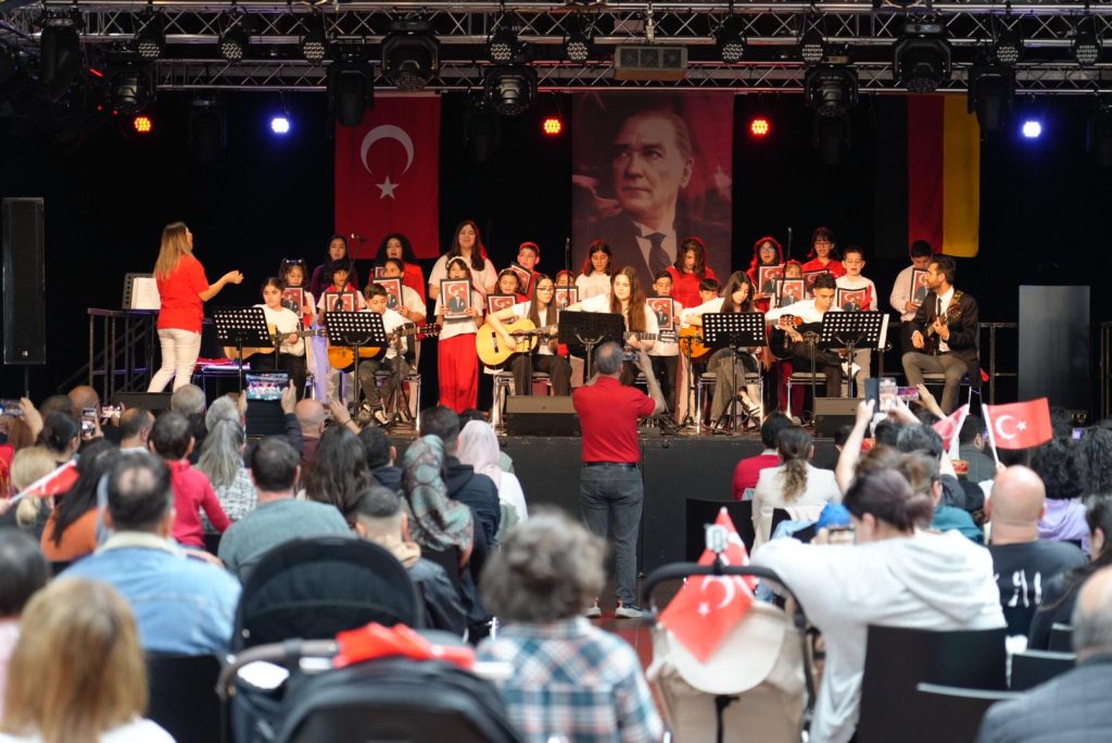 Dortmund’daki 23 Nisan Çocuk Bayramı festivale dönüştü 13 dortmund 23Nisan kutlama 14